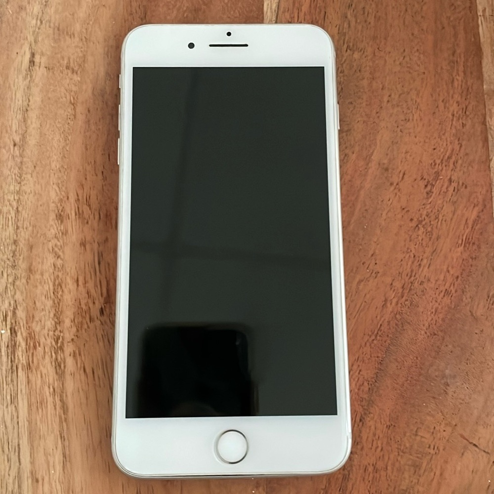 iPhone 8 Plus, broken (for parts only)